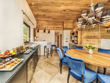 Voll ausgestattetes Ferienhaus mit Sauna, Terrasse und privatem Pool | Bergblick