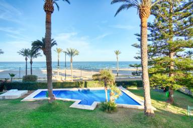 Atractivo apartamento vacacional totalmente equipado con internet de alta velocidad, terraza y piscina | Vistas a la playa | En la playa