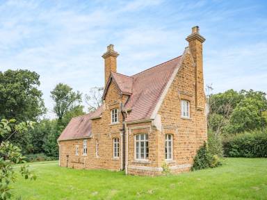 Cottage with barbeque & garden