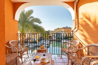 Fantástico apartamento vacacional totalmente equipado con piscina climatizada, jardín y terraza | Vistas al agua | Cerca de la playa