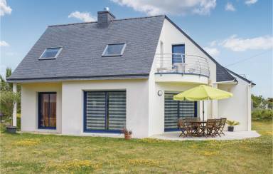 126 qm Ferienhaus mit eingezäuntem Grundstück für 4 Gäste mit Hund in Kerlouan, Bretagne