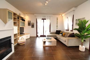 Gradevole villa adatta alle famiglie con terrazza e giardino | Vista sul giardino | Accanto alla spiaggia