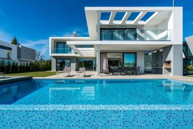 735 m² Villa