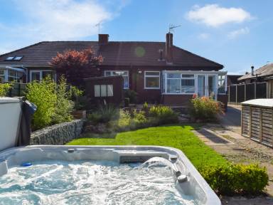 Cottage with jacuzzi & garden | River view