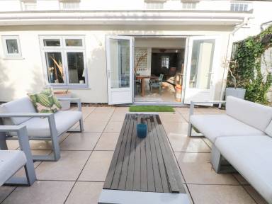 Cottage with garden | Beach view