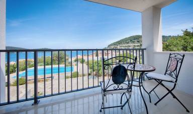 Ferienwohnung mit Garten, Terrasse und Pool | Gartenblick