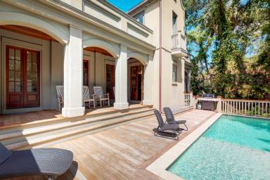 242 m² House