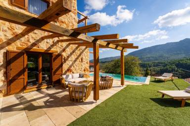 Ferienhaus mit Terrasse, privatem Pool und Garten
