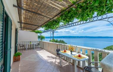 18Ferienwohnung mit Terrasse und Meer-Blick für 2 Gäste mit Hund in Omiš, Kroatien