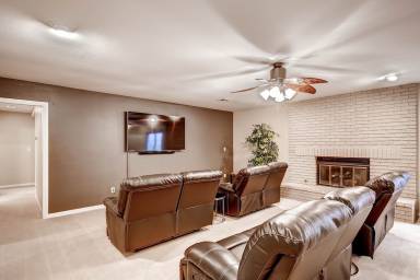 469 m² House