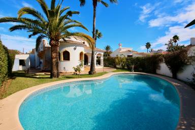 Espléndida villa con terraza, barbacoa y jardín