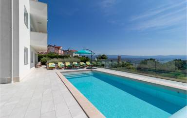 300 m² House