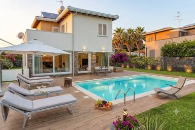 Voll ausgestattete wunderschöne Villa mit Garten, privatem Pool und Terrasse | Gartenblick