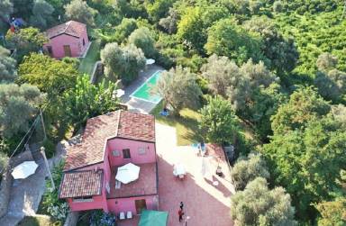 Casa a Rocca Di Capri Leone con piscina