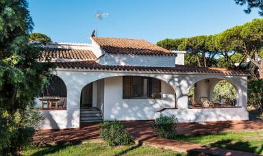Villa con internet veloce, terrazza e barbecue | Vista sul giardino | Perfetta per il lavoro da remoto