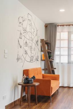 330 m² House