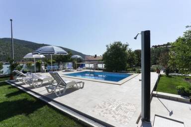 Apartment mit Pool und Terrasse