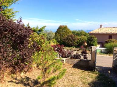Ferienhaus mit eingezäuntem Garten bei Vachères, Provence, Frankreich. 