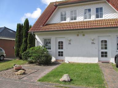 Familienfreundliches Ferienhaus in Dorumer Neufeld mit Möblierter Terrasse