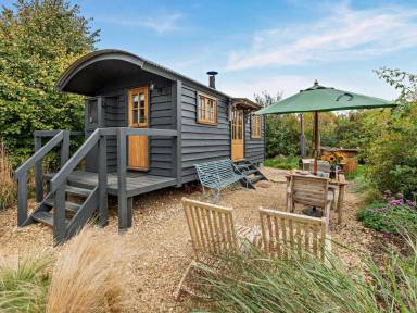 Cottage with hot tub, sauna & garden