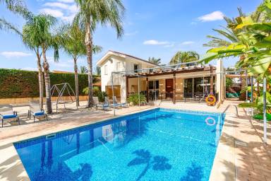 Villa with private pool, BBQ & terrace