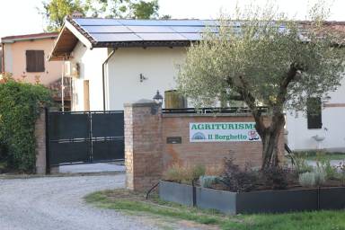 AGRITURISMO IL BORGHETTO (CAMERE CON BAGNO - RISTORANTE DEDICATO - EVENTI E CERIMONIE): Camera confort con matrimoniale, e letto singolo, bagno privato,