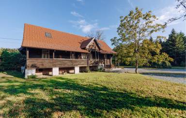 220 m² House