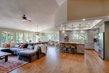 House  Groveland
