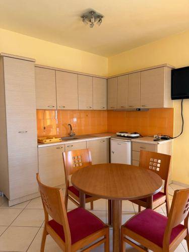 Serviced apartment with yard — photo 4