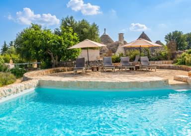 Geräumige Villa mit Pool in Bari 100 m² - Üppiger Garten