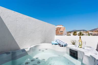 Apartamento totalmente equipado con terraza, jardín y jacuzzi | Vistas a la ciudad | Al lado de la playa | Ideal para trabajar remoto