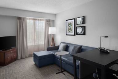 Hotel Holtsville