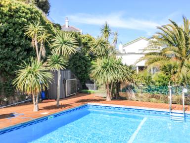 Cottage with garden, jacuzzi & pool