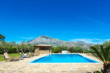 Wohnung mit Pool, Terrasse und Garten