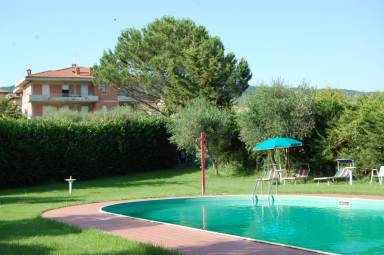 Wohnung mit Garten, Pool und Terrasse