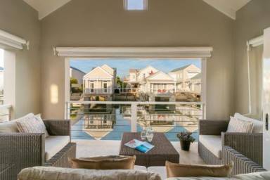 300 m² House