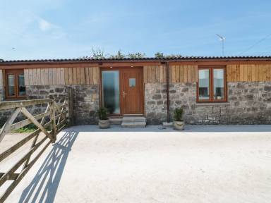 Farmhouse Yard Banwell