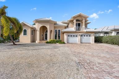 335 m² House