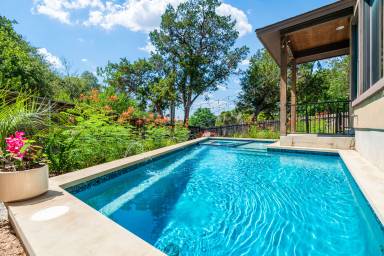 384 m² House
