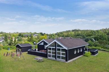 Familienorientiertes geräumiges Ferienhaus mit Terrasse, Whirlpool und privatem Pool