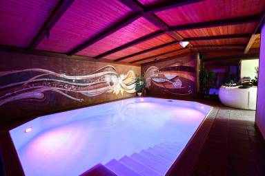 Ferienhaus mit Schwimmbad, Indoor- & Garten Whirlpool & Sauna in der Eifel