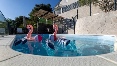 Voll ausgestattete charmante Villa mit Garten, Grill und beheiztem Pool | Haustierfreundlich