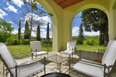 Casa con barbecue, terrazza e giardino