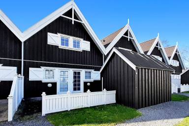 Ferienhaus mit Terrasse, Sauna und Pool
