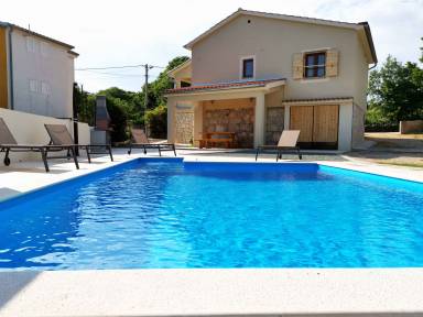 Voll ausgestattetes Ferienhaus mit privatem Pool, Garten und Grill
