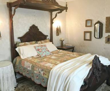 Bed and breakfast  Hays