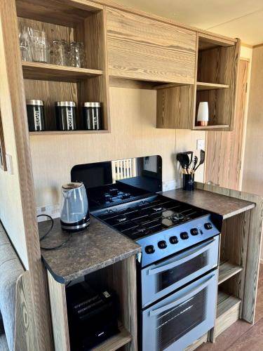 Chalet with yard & patio | Pet-friendly — photo 5