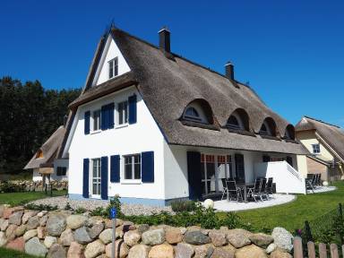 Traumhaft schöne und exklusive Doppelhaushälfte unter Reet, mit Garten, Kaminofen und Sauna an der Ostseeküste