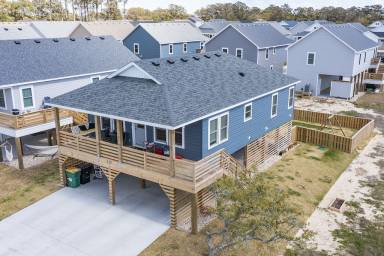 New, great for couples. Pets friendly, fenced backyard, close to beach and bay.