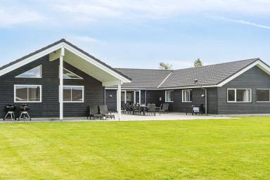 Familienfreundliches Ferienhaus mit Whirlpool, Terrasse und Sauna